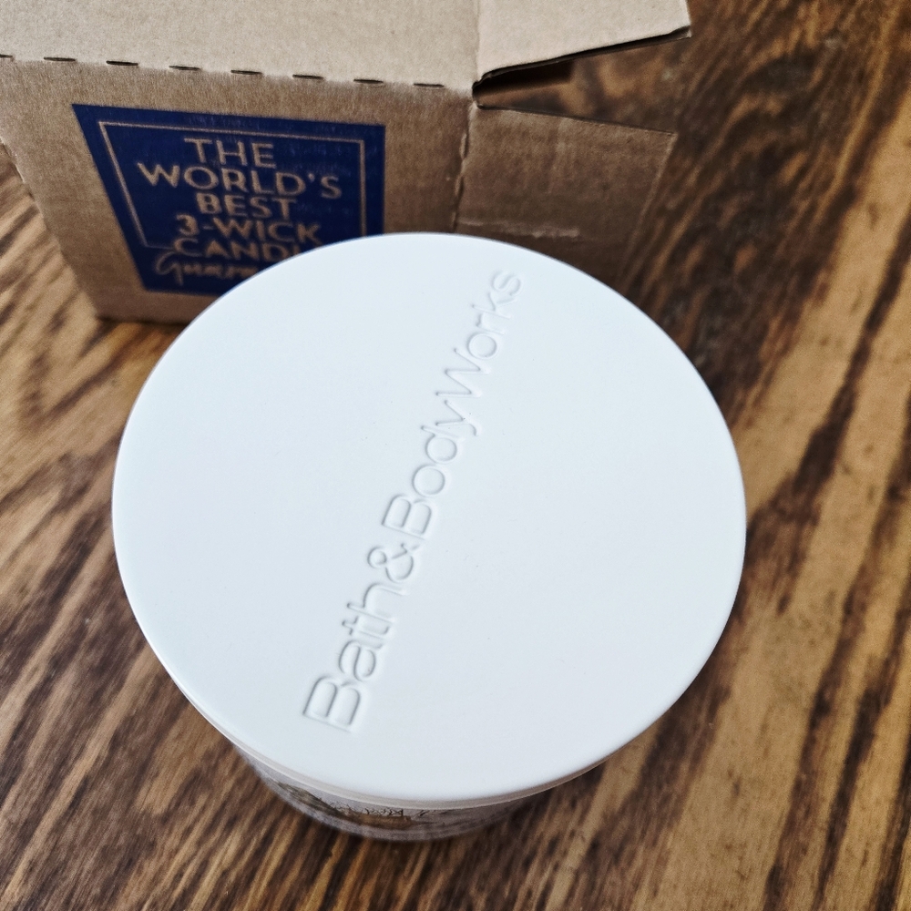 🛍BOGO 50% OFF🕯NWT‼️ Bath & Body Works "Sugar Cookie" 3-wick Candle - Picture 4 of 10